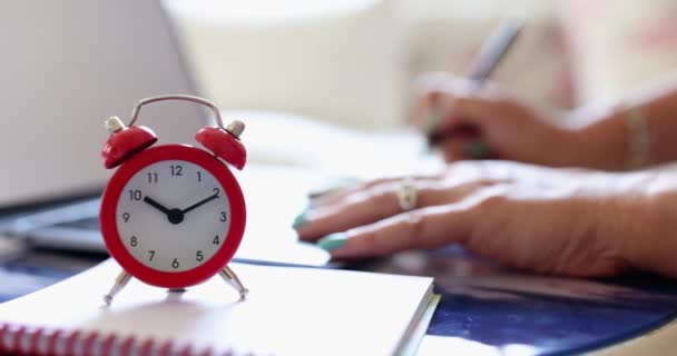 Trabalhador Negócios Escreve Notas Despertador Conceito Tempo Trabalho Gestão Tempo — Vídeo de Stock