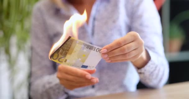 200欧元钞票烧毁了货币贬值和货币燃烧的概念 欧洲联盟的通货膨胀和经济危机 — 图库视频影像