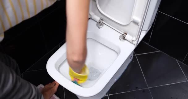Руки Прибирають Сидіння Туалету Рожевою Тканиною Протираючи Туалет Вдома Жінка — стокове відео