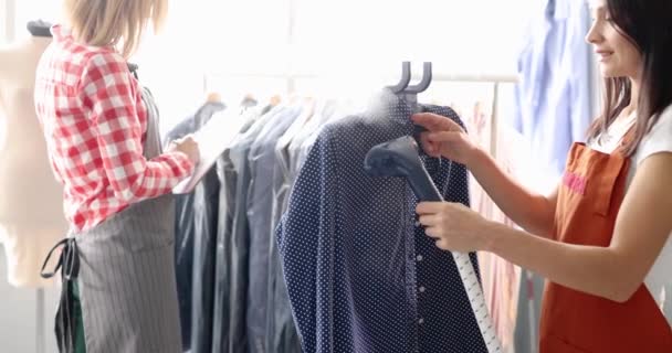Δύο Υπάλληλοι Στεγνού Καθαρισμού Δουλεύουν Ρούχα Έννοια Των Υφασμάτων Καθαρισμού — Αρχείο Βίντεο