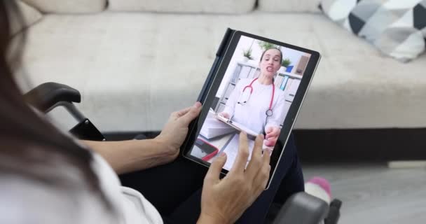 Kvinde Kørestol Kommunikerer Med Lægen Eksternt Hjemmefra Videoopkald Tablet Telemedicin – Stock-video