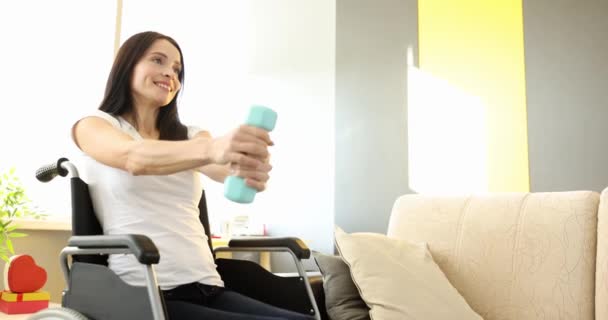 Lächelnde Frau Die Rollstuhl Sitzend Handübungen Mit Hanteln Macht Körperliche — Stockvideo