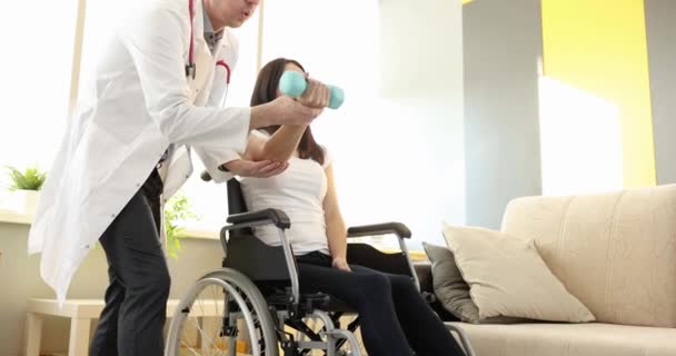 Rehabilitasyon Doktoru Tekerlekli Sandalyedeki Kadınların Halterlerle Egzersiz Yapmalarına Yardım Eder — Stok video