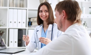 Güzel gülümseyen kadın doktor Pano ped gümüş kalem dolgu hasta geçmiş listesini tutun. Fiziksel sınav er hastalık önleme ward 911'i yuvarlak reçete ilaç sağlıklı yaşam konsepti