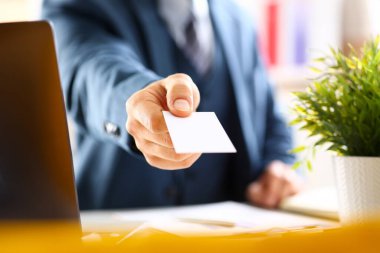 Takım elbiseli erkek kol ziyaretçi closeup için boş arama kartı ver. Beyaz yakalı meslektaşları şirket adı Satım iş röportaj satış memuru kimliği Yönetici ve ceo Finans destek resmi kimlik kavramı
