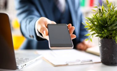 Takım elbiseli erkek kolunu göster kamera telefon ekran ekran portre. Haber mania göndermek sms okumak sohbet bağımlısı kullanın meslektaşım paylaşmak blog cıvıldamak web uygulama arama elektronik banka modern yaşam tarzı iş planı