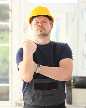 Sarı kask poz içinde komik işçi gülümseyerek. El ile iş işyeri DIY ilham iyileştirme düzeltme Dükkanı baret sanayi başlangıç fikir endüstriyel eğitim meslek kariyer kavramı