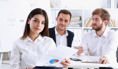 Kamera arka plan grubunda meslektaşları ile işyeri bakışta güzel gülümseyen neşeli kız. Beyaz yakalı işçi çalışma alanı iş teklif modern yaşam tarzı istemci ziyaret meslek tren kavramı