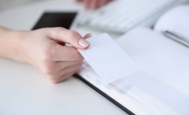 Takım elbiseli kadın elini boş arama kartı ziyaretçi closeup için ver. Beyaz yakalı Ortaklar şirket adı exchange yönetici veya konferans Ürün Danışmanı satış memuru kavramının ceo