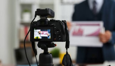 Erkek takım elbise ve kravat istatistikleri grafik pad promosyon videoblog veya fotoğraf oturumu office kamera tripod taşımak için yapım göster. Vlogger selfie satış çözüm ya da Finans Danışmanı yönetimi bilgileri