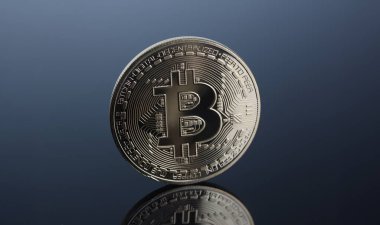 Yansıma konu altın Satım piramit para büyüme veya sonbahar Döviz Kuru closeup ile gri-mavi arka plan üzerinde Kripto Döviz Alım bitcoin'ın.