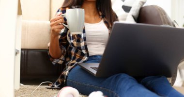 Siyah kadın tut elinde taze koku kahve yere evde oturmak iyi zaman yaşam tarzı kavramı olan