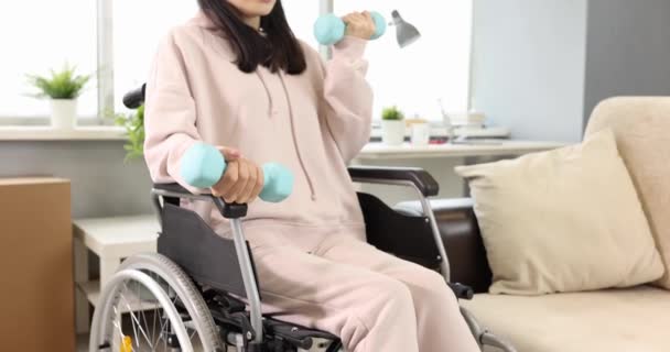 Młoda Kobieta Robi Ćwiczenia Rąk Siedząc Wózku Inwalidzkim Ćwiczenia Fizyczne — Wideo stockowe