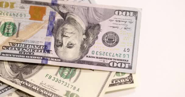 Χαρτονόμισμα Των Εκατό Δολαρίων Τοποθετήθηκε Ένα Προς Ένα Στο Τραπέζι — Αρχείο Βίντεο