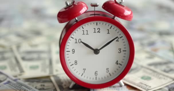 朝10時の赤い目覚まし時計は１００ドル札の上に立っている ビジネスにおける時間管理と収益性の概念の向上 — ストック動画