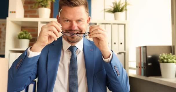 Gülümseyen Adamı Gözlük Takıp Kollarını Kavuşturuyor Kavramının Profesyonel Kariyer Büyümesi — Stok video