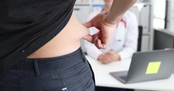 男病人腹部脂肪折叠在医生预约的特写4K电影慢镜头 腹部肥胖概念的治疗 — 图库视频影像