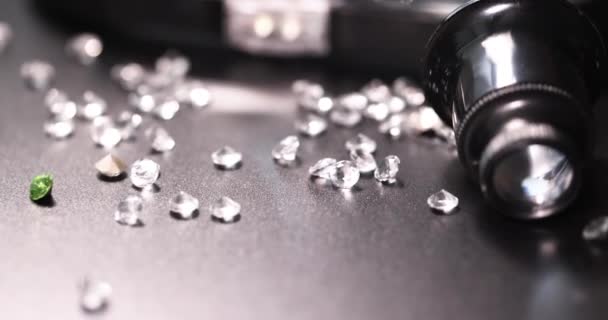 Szkło Powiększające Biżuteria Leżące Wśród Wielu Rozrzuconych Diamentów Zbliżenie Film — Wideo stockowe