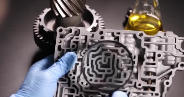 Wetenschapper Onderzoekt Metalen Versnellingsbak Met Vergrootglas Close Film Slow Motion — Stockvideo