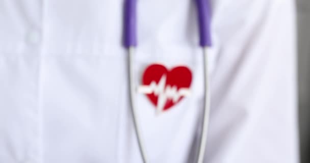 Červená Ikona Formě Srdečního Elektrokardiogramu Visí Lékařském Hrudníku Detailní Filmu — Stock video