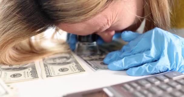 Γυναίκα Εμπειρογνώμονας Κοιτάζοντας Χρήματα Μέσα Από Μεγεθυντικό Φακό Ταινία Αργή — Αρχείο Βίντεο