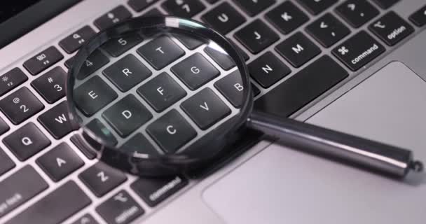 Kaca Pembesar Terletak Pada Laptop Keyboard Closeup Film Lambat Gerak — Stok Video