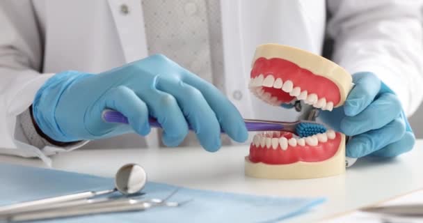 Οδοντίατρος Δείχνει Πώς Βουρτσίζετε Σωστά Δόντια Στο Σαγόνι Mockup Closeup — Αρχείο Βίντεο