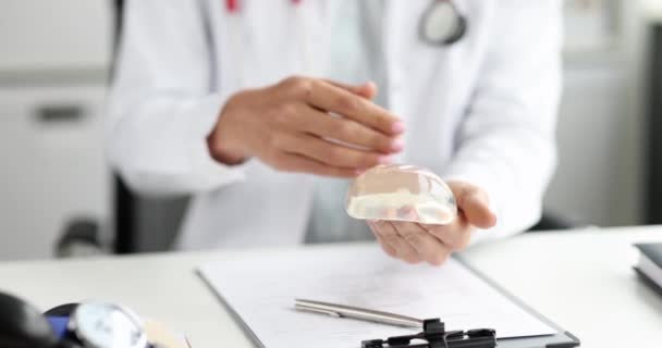 Πλαστικός Χειρουργός Γιατρός Δείχνει Σιλικόνη Εμφύτευμα Στήθους Closeup Ταινία Αργή — Αρχείο Βίντεο