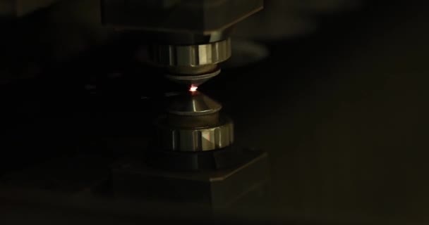 Λέιζερ Μηχάνημα Κοπή Κύκλο Φύλλο Σιδήρου Closeup Ταινία Αργή Κίνηση — Αρχείο Βίντεο
