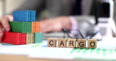 Mali raporda nakliye konteynırları ve kelime kargosu var. Nakliye ve lojistik şirketi ve kargo teslimatı