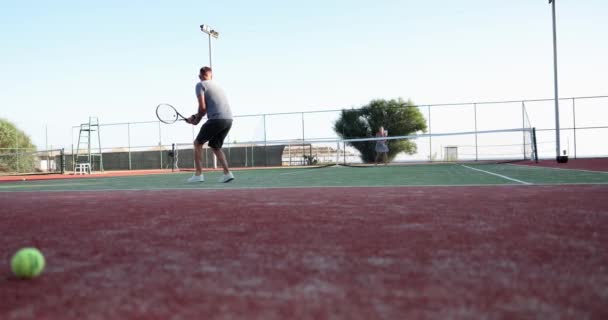 Profesyonel Erkek Tenisçi Ters Vuruşla Tenis Topuna Sert Vuruyor Amatör — Stok video