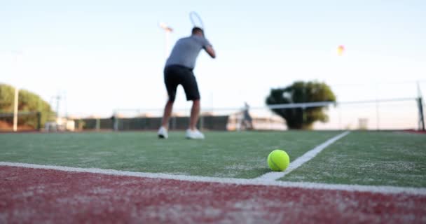 Αθλητής Τενίστας Είναι Αναστατωμένος Κάθεται Στο Γήπεδο Κοντά Στο Δίχτυ — Αρχείο Βίντεο