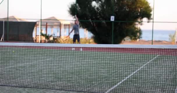 Τένις Παίζει Τένις Στο Γήπεδο Και Χτύπημα Μπάλα Ρακέτα Τένις — Αρχείο Βίντεο