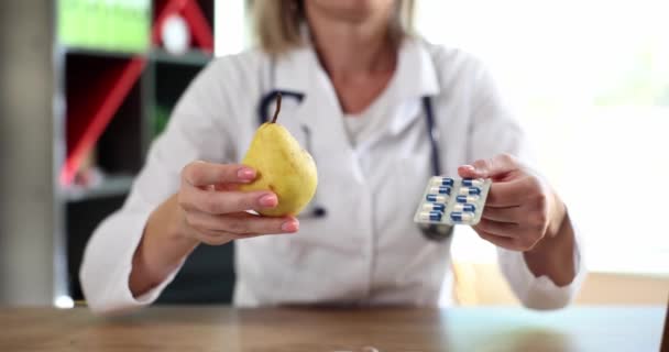 Arts Biedt Keuze Uit Peer Fruit Medische Pillen Grondbeginselen Van — Stockvideo
