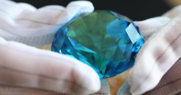 Joalheiro Detém Diamante Azul Luvas Closeup Exame Gemológico Avaliação Custo — Vídeo de Stock