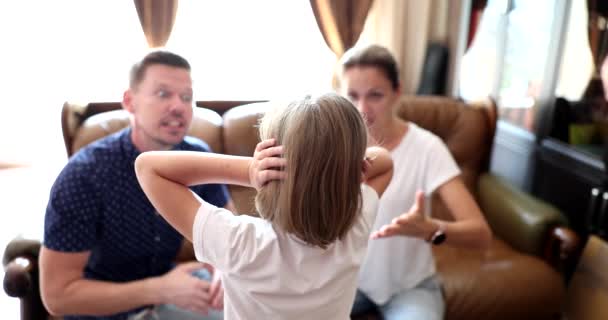 Anne Baba Küçük Kıza Bağırıp Azarlıyorlar Kız Dinlemiyor Ailesini Görmezden — Stok video