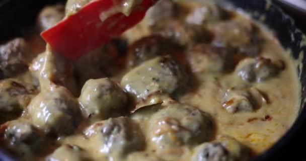用酸奶油酱汁在煎锅里烹调自制肉丸子 自制肉食 — 图库视频影像