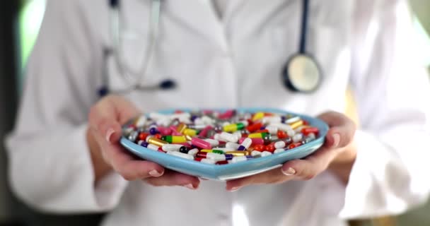 Médico Sostiene Plato Diferentes Píldoras Colores Cardiólogo Ofrece Medicamentos Tratamiento — Vídeo de stock