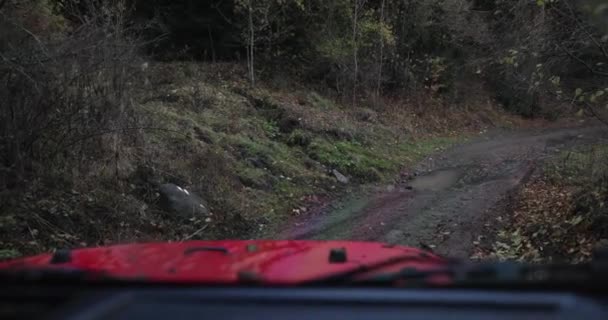 Carro Road Dirige Longo Estrada Suja Floresta Outono Montanhas Viagem — Vídeo de Stock