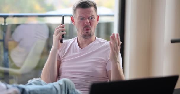 Erfarne Administrerende Direktør Skændes Med Medarbejder Mobiltelefon Råben Laptop Freelancer – Stock-video