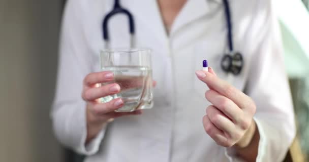 Orvos Kezét Fogja Kínál Medina Tabletta Kapszula Egy Pohár Vizet — Stock videók