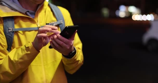 Een Man Met Een Mobieltje Avondstraat Toeristische Bel Taxi Check — Stockvideo