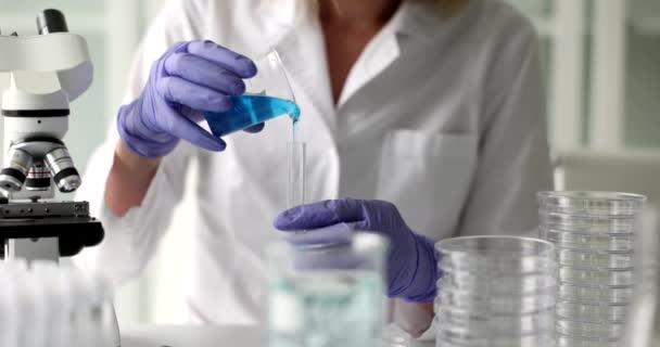 Químico Cientista Derrama Gel Azul Tubo Ensaio Laboratório Análise Química — Vídeo de Stock