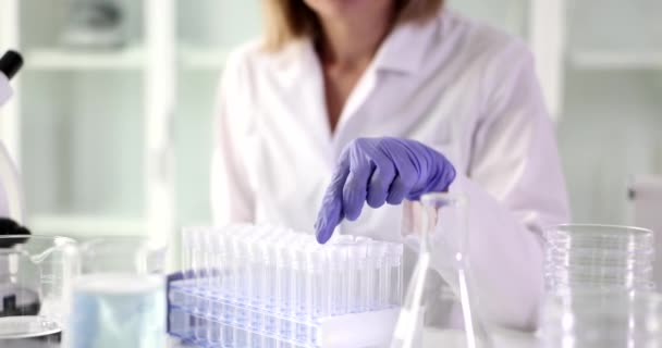Науковий Біолог Шукає Пробірку Лабораторії Хімічне Обладнання Посуд Реагенти — стокове відео