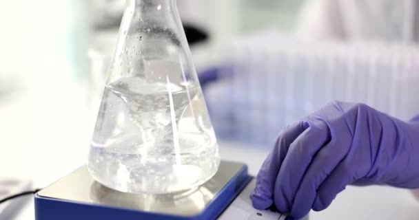 Transparentes Reines Flüssiges Wasser Einem Glaskolben Und Magnetische Wasserreinigung Laborkontrolle — Stockvideo