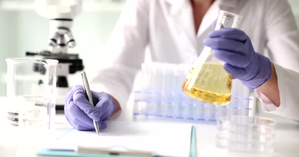 Cientista Realiza Testes Laboratoriais Líquido Amarelo Transparente Frasco Perícia Química — Vídeo de Stock