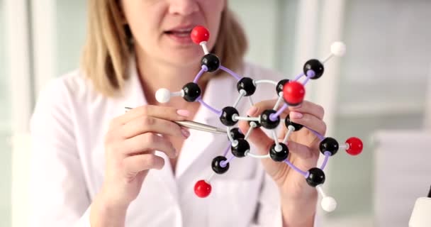 Wissenschaftlerin Zeigt Modell Der Molekularen Struktur Labor Forschungs Und Wissenschaftskonzept — Stockvideo