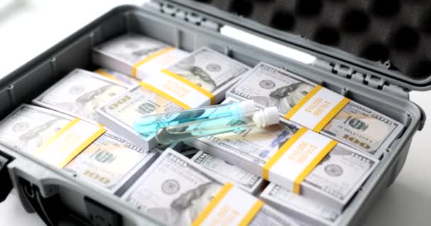 在许多捆钞票上测试蓝色液体的试管 科学研究费用 有毒物质 — 图库视频影像