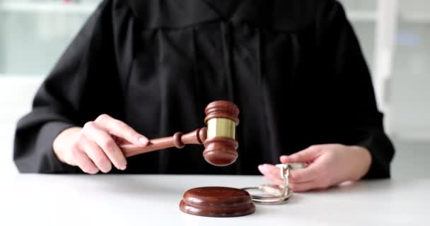 Juiz Segura Algemas Bate Com Martelo Jardim Tribunal Responsabilidade Penal — Vídeo de Stock