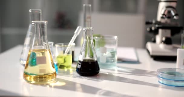 실험실에서의 노란색 과검은 제품에 탄화수소와 검사에 과학적 — 비디오